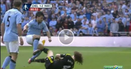 Gestul pentru care Kun Aguero trebuia eliminat IMEDIAT! L-a calcat cu URA cu ambele talpi pe David Luiz! Vezi intrarea REVOLTATOARE! VIDEO