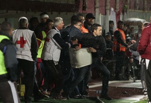 Scene de RAZBOI pe Giulesti: Chiriches, LOVIT IN CAP de o BRICHETA! Meme, atacat de rapidisti! Suporterii au aruncat cu scaune in teren!_2