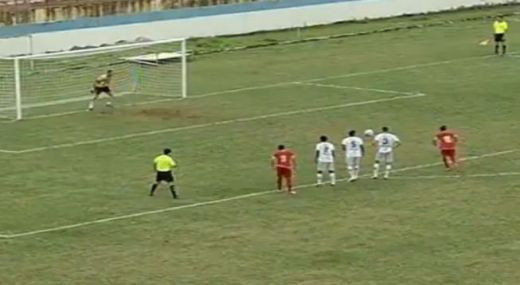 Cum sa faci asta ceva? Cel mai prost PENALTY batut vreodata l-a speriat pana si pe portar! :) Vezi unde s-a dus mingea! VIDEO