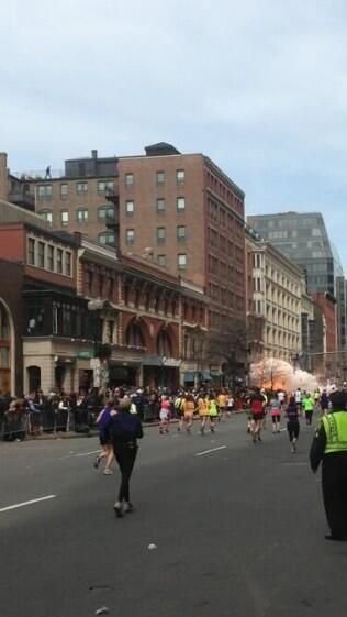 Aparitie MISTERIOASA la locul exploziilor in Boston! Silueta omului suspectat de autoritati! Un arab e primul pe lista americanilor:_3