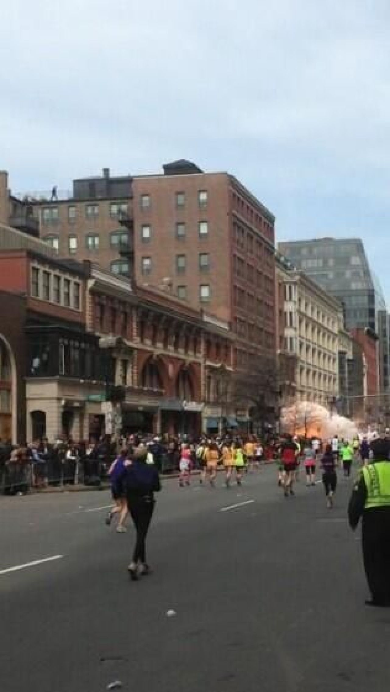 Aparitie MISTERIOASA la locul exploziilor in Boston! Silueta omului suspectat de autoritati! Un arab e primul pe lista americanilor:_2