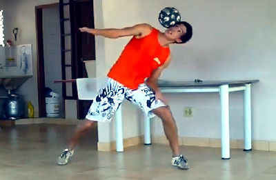 CRAZY SKILLS! Scheme absolut fabuloase facute de un pusti! Vezi cum poate sa conduca mingea cu capul! VIDEO