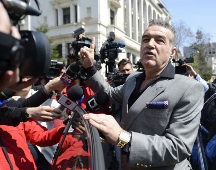 Data viitoare o sa fie si un cataroi! Daca stiam nici nu ne prezentam la meci Gigi Becali a facut SHOW la iesirea de la tribunal: &nbsp;