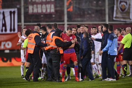 Rapid, sase etape fara spectatori; Mihai Stoica a primit 5 luni suspendare! Decizia luata de LPF dupa incidentele de la derby: