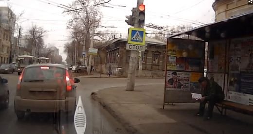 Un batranel citea ziarul in timp ce astepta linistit masina. Ceva INCREDIBIL s-a intamplat in urmatoarele secunde: VIDEO
