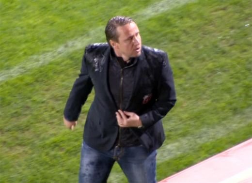 MISTER elucidat! Cui i-a facut Reghe semne in tribuna? Imediat dupa m-am trezit cu un pahar de suc in cap!