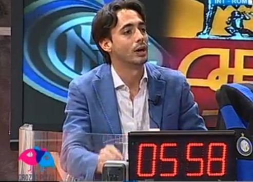 Italienii au cei mai nebuni comentatori de fotbal :) Inca unul a CEDAT si a facut tot ce i-a trecut prin cap! Vezi faza de la un super derby! VIDEO