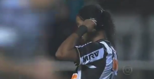 Planeta e la picioarele lui Ronaldinho! Pasa SUPERBA cu calcaiul care e imposibil sa nu te impresioneze! Ce LEGENDA a aplaudat la final: