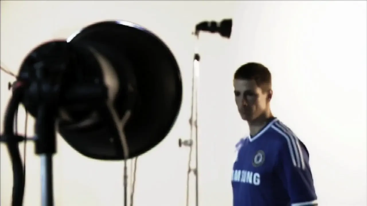 Prezentare de GALA la Chelsea! A aparut un super filmulet cu milionarii lui Abramovici in NOILE tricouri! Vezi cum arata: