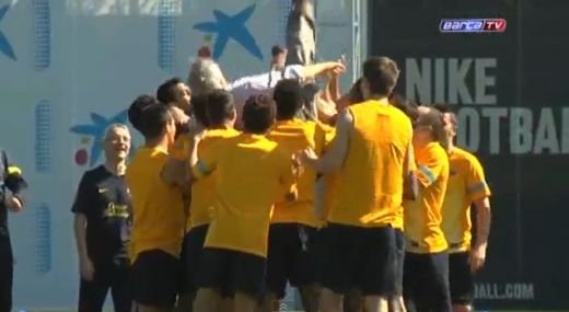 Jucatorii Barcei, in fata unei DESPARTIRI grele! Cel mai vechi om al Barcei si-a luat ADIO in cantonament! Reactia emotionanta: VIDEO