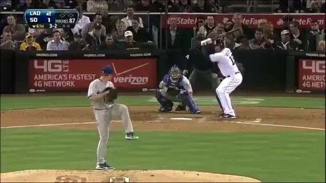 Cum arata o bataie la baseball? O sa te bufneasca rasul cand ii vezi in actiune! Nu au dat nici macar o lovitura :) IMAGINI DEMENTIALE