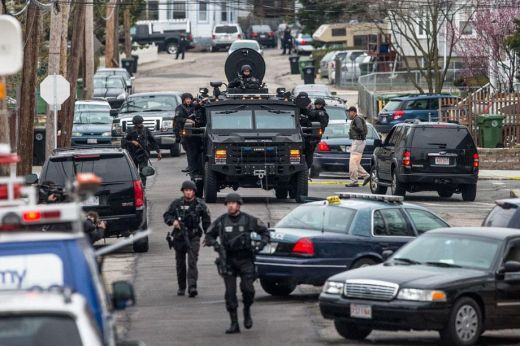 Al doilea terorist din Boston a fost PRINS! Trei noi suspecti au fost arestati! Explozie de bucurie la Boston, oamenii au iesit pe strazi! Imagini UNICE cu actiunile politiei! VIDEO_18