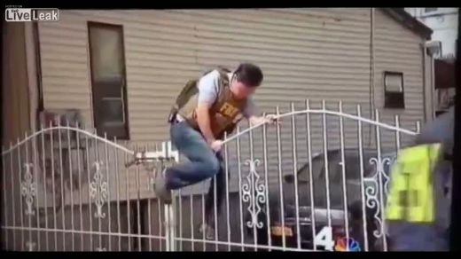 VIDEO Epic fail la Boston! Politistul care a incercat sa impresioneze, dar s-a facut de RAS! Cum ai fi procedat in locul lui?