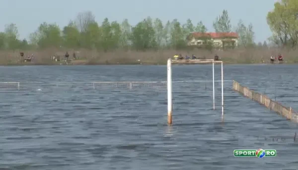 VIDEO Stadion de Romania! Din orasul care se pregateste sa promoveze in Liga I: spectatorii prind PESTE pe teren!