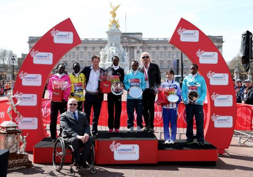 EMOTIONANT! Londra nu a uitat de tragedia de la Boston! Gestul superb facut de cei 36.000 de participanti! Mesajul GENIAL de pe un tricou: 