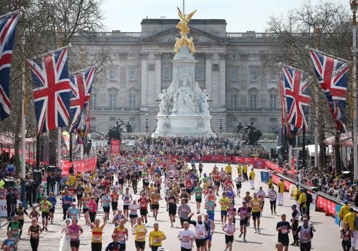EMOTIONANT! Londra nu a uitat de tragedia de la Boston! Gestul superb facut de cei 36.000 de participanti! Mesajul GENIAL de pe un tricou: 