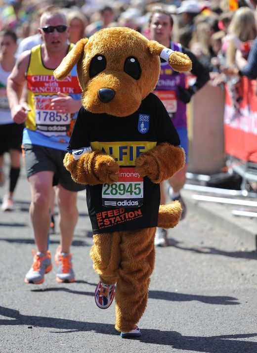 EMOTIONANT! Londra nu a uitat de tragedia de la Boston! Gestul superb facut de cei 36.000 de participanti! Mesajul GENIAL de pe un tricou: