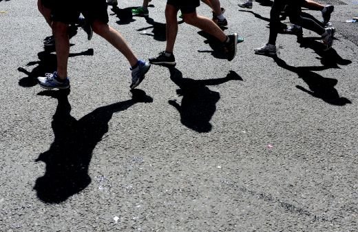 EMOTIONANT! Londra nu a uitat de tragedia de la Boston! Gestul superb facut de cei 36.000 de participanti! Mesajul GENIAL de pe un tricou: 