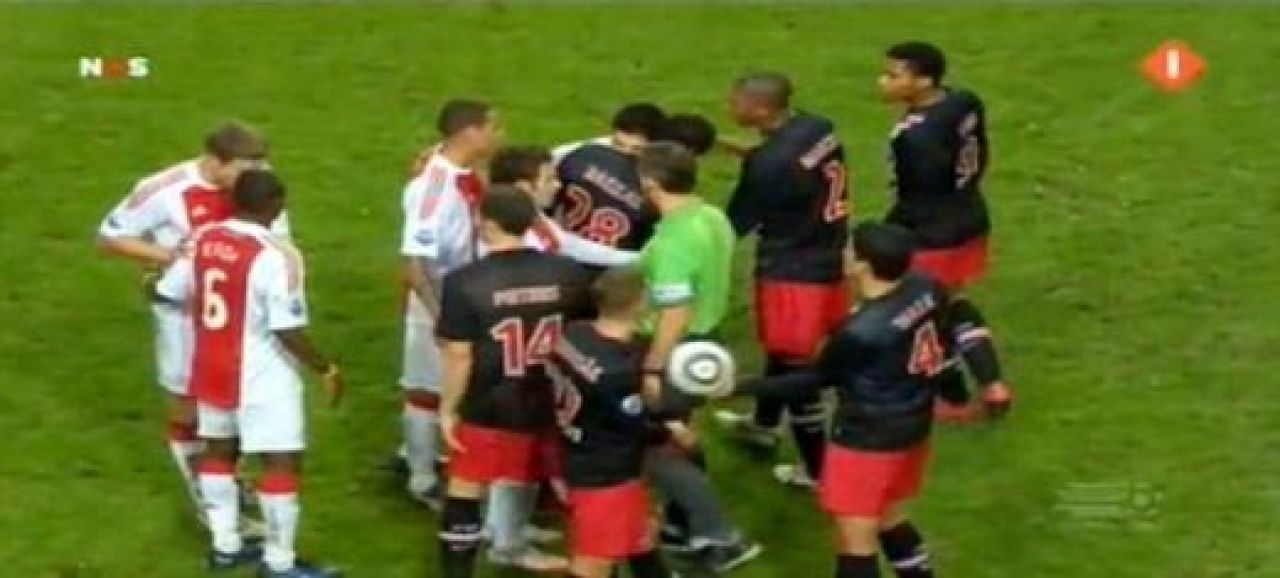 Mike Tyson n-a avut curaj sa faca asta decat o data :) Suarez a primit o suspendare de 7 etape la Ajax! Cum a reactionat acum, dupa ce si-a dat seama ce a facut:_2