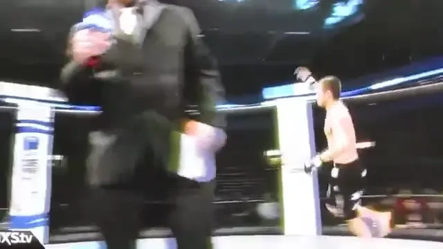 Un roman a reusit KO-ul LUNII in cusca din America! Adversarul a cazut direct IN CAP! Vezi lovitura criminala - VIDEO