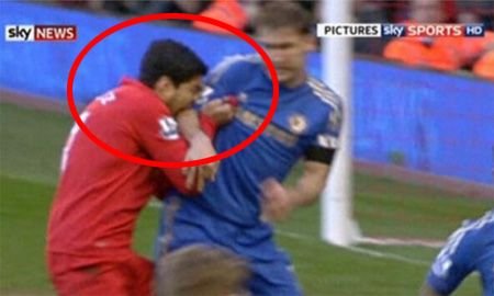 PRIMA MASURA luata impotriva lui Suarez dupa ce l-a muscat pe Ivanovici! Reactia lui Liverpool la gestul canibalic al atacantului: