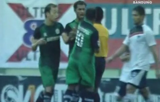 Moment SOCANT pe terenul de fotbal! Un arbitru a primit un pumn in gura de la un jucator! Decizia care l-a facut sa vada rosu in fata ochilor: VIDEO