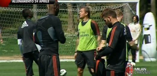 Balotelli did it AGAIN! S-a facut de ras si la Milan cand a incercat sa se imbrace! Reactia unui coleg spune totul: VIDEO