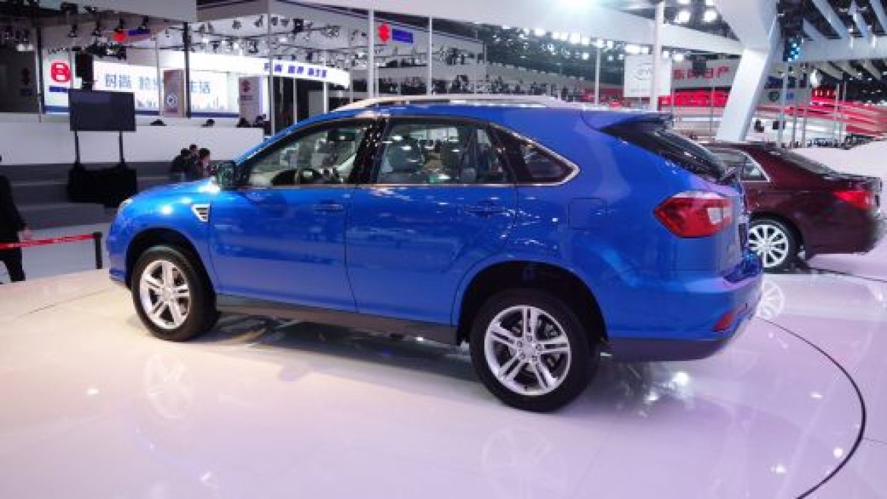 Chinezii copiaza in continuare fara RUSINE masinile europene! BMW, Mercedes si Toyota, cele mai