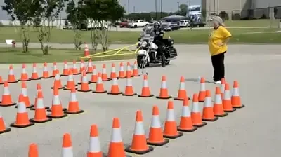 VIDEO Cel mai ISCUSIT politist din lume! Milioane de oameni, impresionati de calitatile sale pe motor! Vezi de ce e in stare!