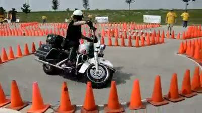 VIDEO Cel mai ISCUSIT politist din lume! Milioane de oameni, impresionati de calitatile sale pe motor! Vezi de ce e in stare!