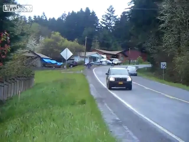 VIDEO S-au intrecut in SCAUNE cu rotile pe o sosea circulata: "O sa muriti!!" Ce a urmat depaseste orice imaginatie: