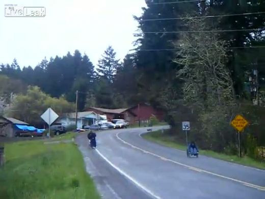 VIDEO S-au intrecut in SCAUNE cu rotile pe o sosea circulata: O sa muriti!! Ce a urmat depaseste orice imaginatie: