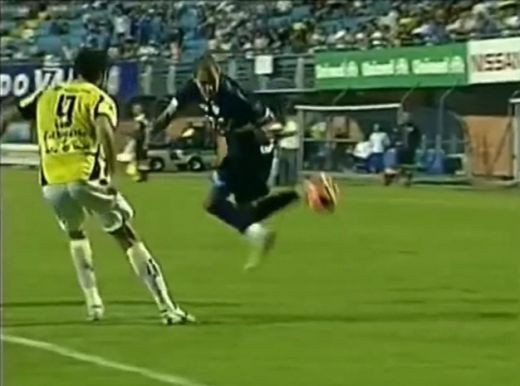 Credeai ca fundasii nu stiu sa dribleze? Faza MAGICA reusita de un brazilian: si-a indoit adversarul cu o trecere perfecta VIDEO