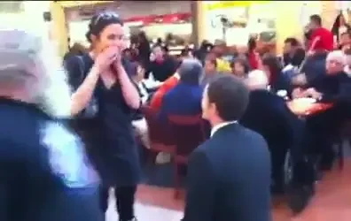 Momentul pentru care nu o va ierta niciodata! Si-a cerut iubita in casatorie in fata a sute de oameni! Cum a reactionat ea: VIDEO