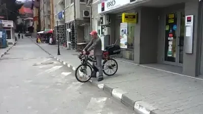VIDEO Houser de Olanesti! Statiunea e terorizata de o bicicleta TUNATA cu casetofon si baterie de masina!