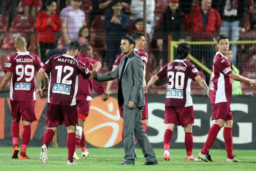 Se sTRICA treaba la Cluj! Oficialii vor un nou antrenor pentru TITLU sezonul viitor! Tehnicianul pe care Becali l-a vrut inainte de Reghe, ademenit cu un contract urias: