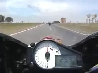 HIGHWAY to HELL | Un motociclist merge cu 303 km/h pe un drum national!! Culmea: e depasit de alti prieteni in timp ce trece la cativa centimetri de masini!
