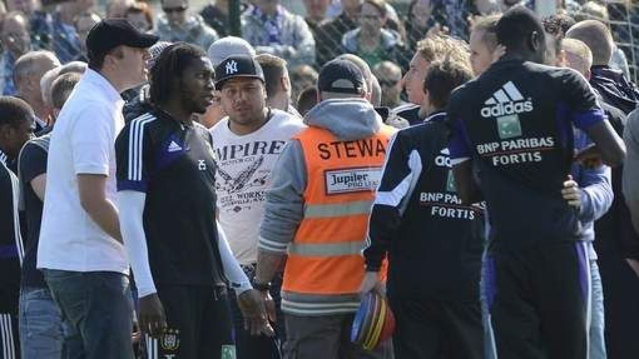 Tensiune MAXIMA inainte de Standard Liege: suporterii FURIOSI au navalit peste jucatori pe terenul de antrenament! VIDEO_1