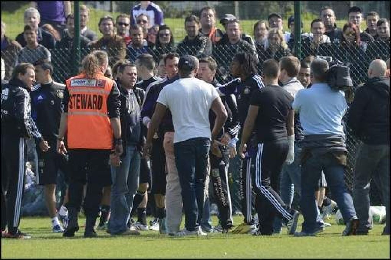 Tensiune MAXIMA inainte de Standard Liege: suporterii FURIOSI au navalit peste jucatori pe terenul de antrenament! VIDEO_2