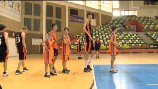 Ghita Muresan poate fi intrecut! La doar 13 ani, un baschetbalist roman de la Arad are deja 2 m si 16! VIDEO