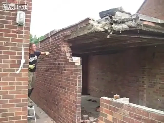 VIDEO A SFIDAT moartea INCREDIBIL! Momentul in care un garaj de 15 tone se prabuseste peste un barbat! Ce a patit: