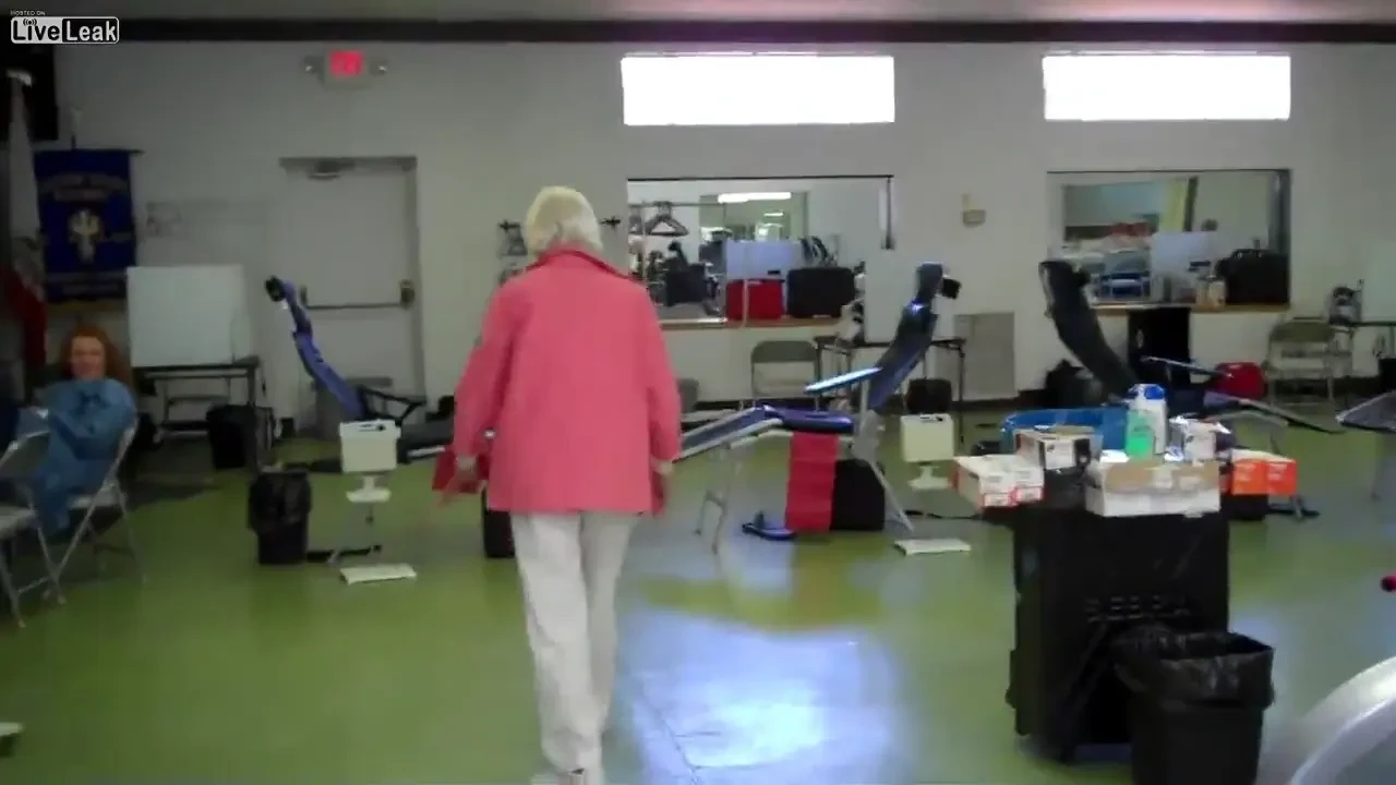 Femeia de 80 de ani care incearca un dublu backflip in sala de forta! N-o sa-ti vina sa crezi ca ii iese! VIDEO: