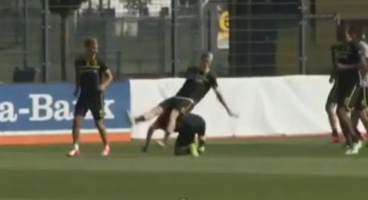 Aoleu! Bine ca pleaca asta de la echipa! Reus este singurul care se bucura de plecarea lui Lewandowski! :)) Vezi de ce glume scapa: VIDEO