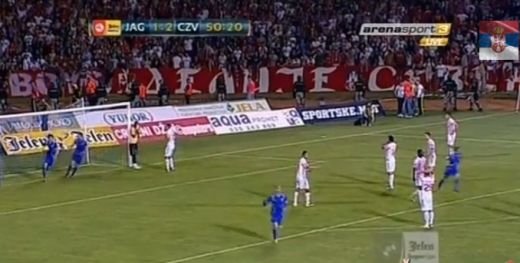 Priviti si invatati cum se face. Cel mai CATERINCOS portar te invita sa-i dai gol: Suteaza pe stanga" :)) VIDEO