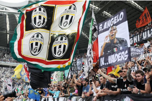 Juventus a iesit campioana! Ce s-a intamplat la vestiar e greu de descris! Conte a fost dezbracat si aruncat in piscina! IMAGINI SENZATIONALE