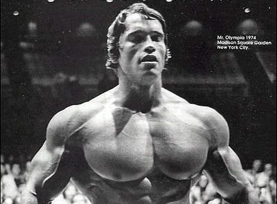 VIDEO GENIAL Arnold Schwarzenegger trage de fiare la 65 de ani! Vezi cum lucreaza in sala de forta si cine l-a facut sa para Danny DeVito: