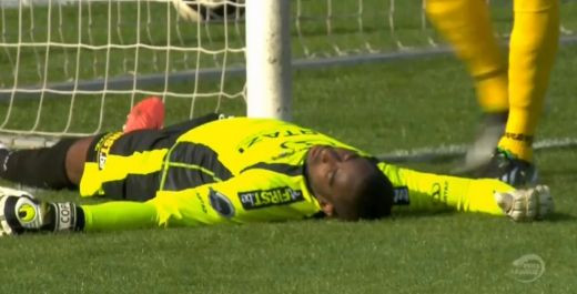 Faza care iti taie rasuflarea! A sarit sa prinda mingea si a ajuns la SPITAL! Cum s-a facut KO un portar de unul singur: VIDEO