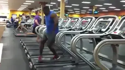 Ce se intampla cand un GRAS pus pe sotii merge la sala de forta! Razi cu lacrimi cand il vezi ce face pe banda de alergat! Vezi un clip ANTOLOGIC: