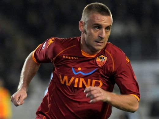 Un rol care i se potriveste PERFECT! De Rossi a reusit cea mai tare simulare din fotbal! VIDEO Vezi cum s-a aruncat pe jos in spatele arbitrului: