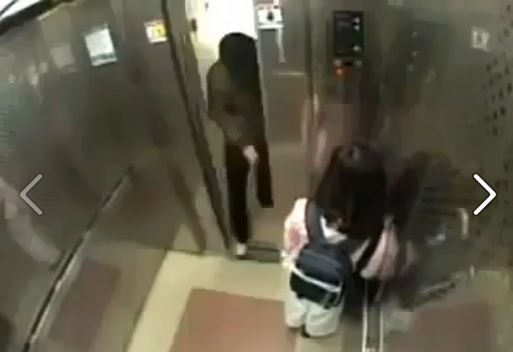 A incercat sa o atace in lift, dar nu stia ca are centura NEAGRA! O pustoaica i-a dat BATAIA VIETII unui barbat DUBIOS! VIDEO:
